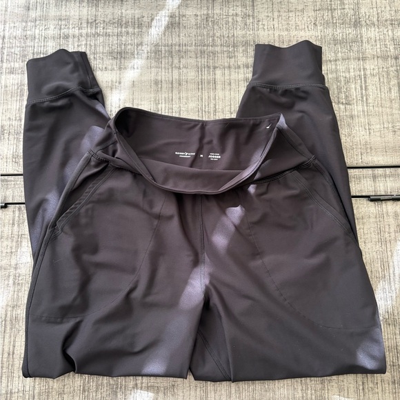 Old Navy Active High-Rise Jogger in Black - Picture 2 of 3